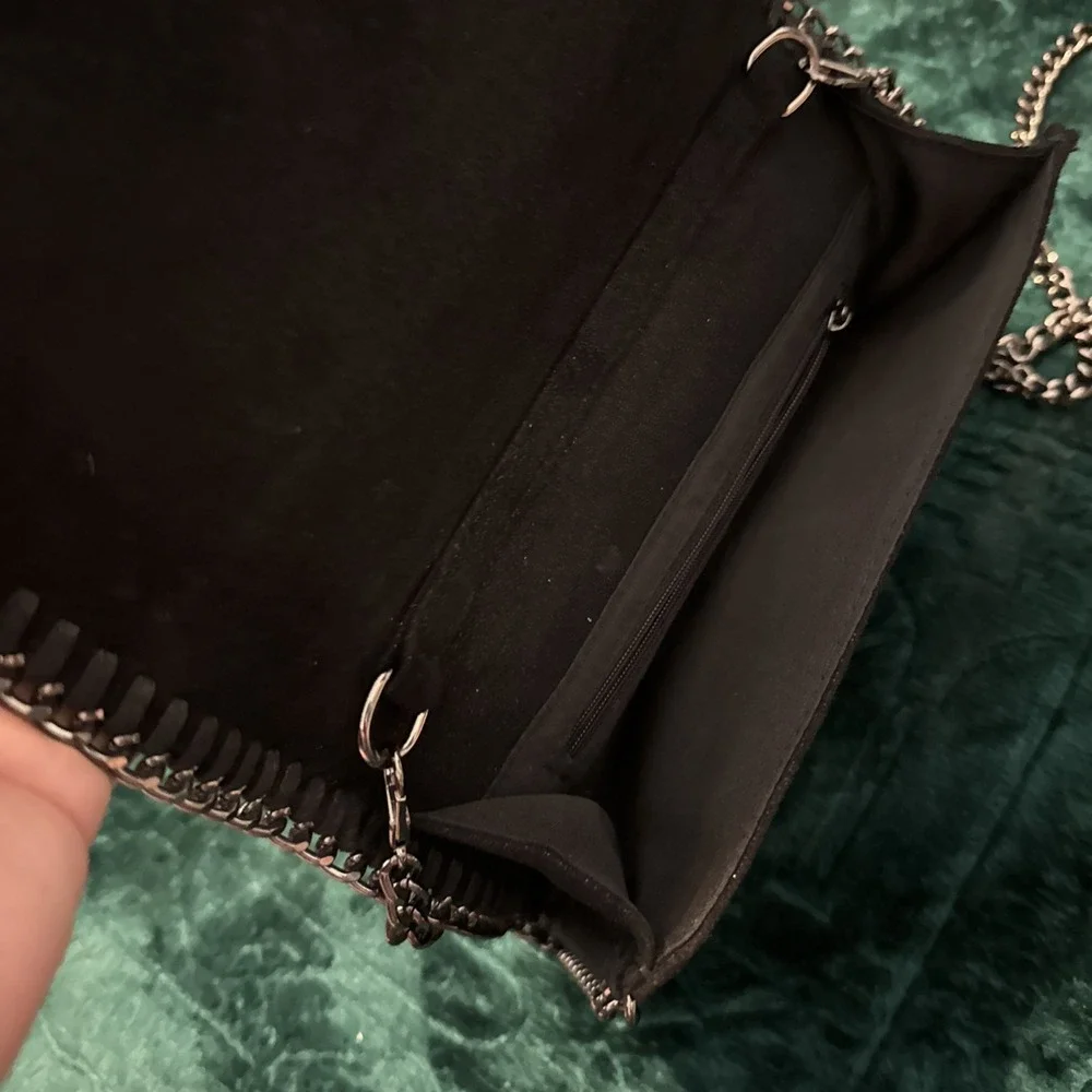 The Unbranded Brand shimmering black